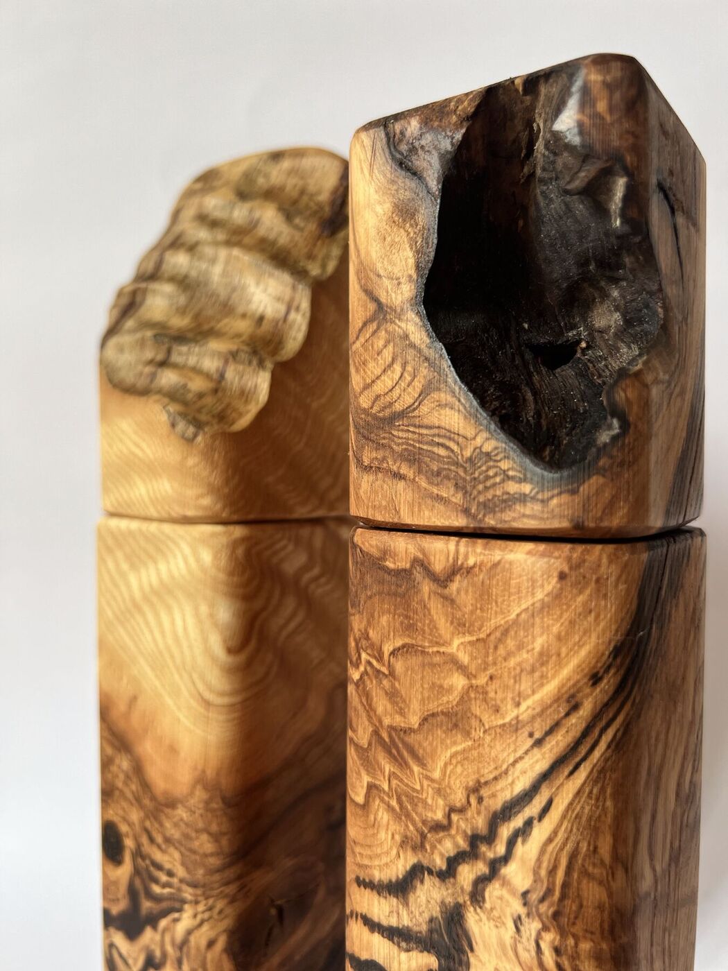 Zwei MÜ Gewürzmühlen aus gemasertem Holz, eine mit ausgehöhlter Krone